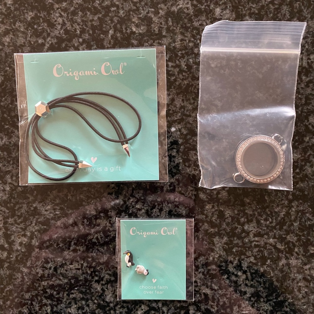 NWT Origami Owl penguin stretch bracelet set with medium crystal living locket